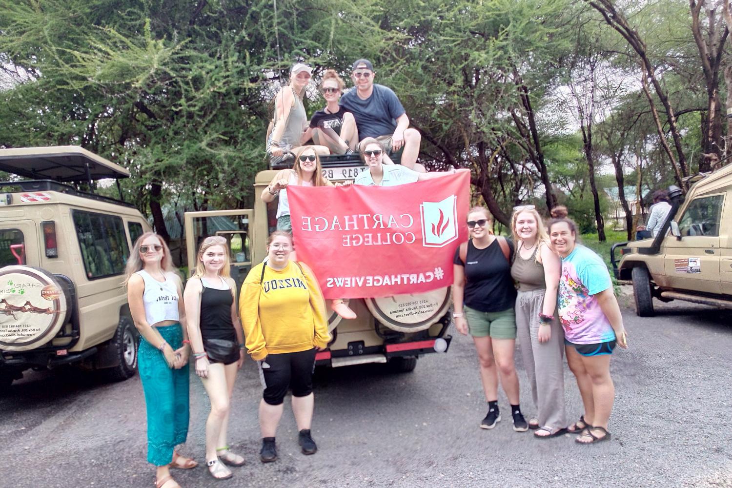 A group photo of students on the study tour to 坦桑尼亚.