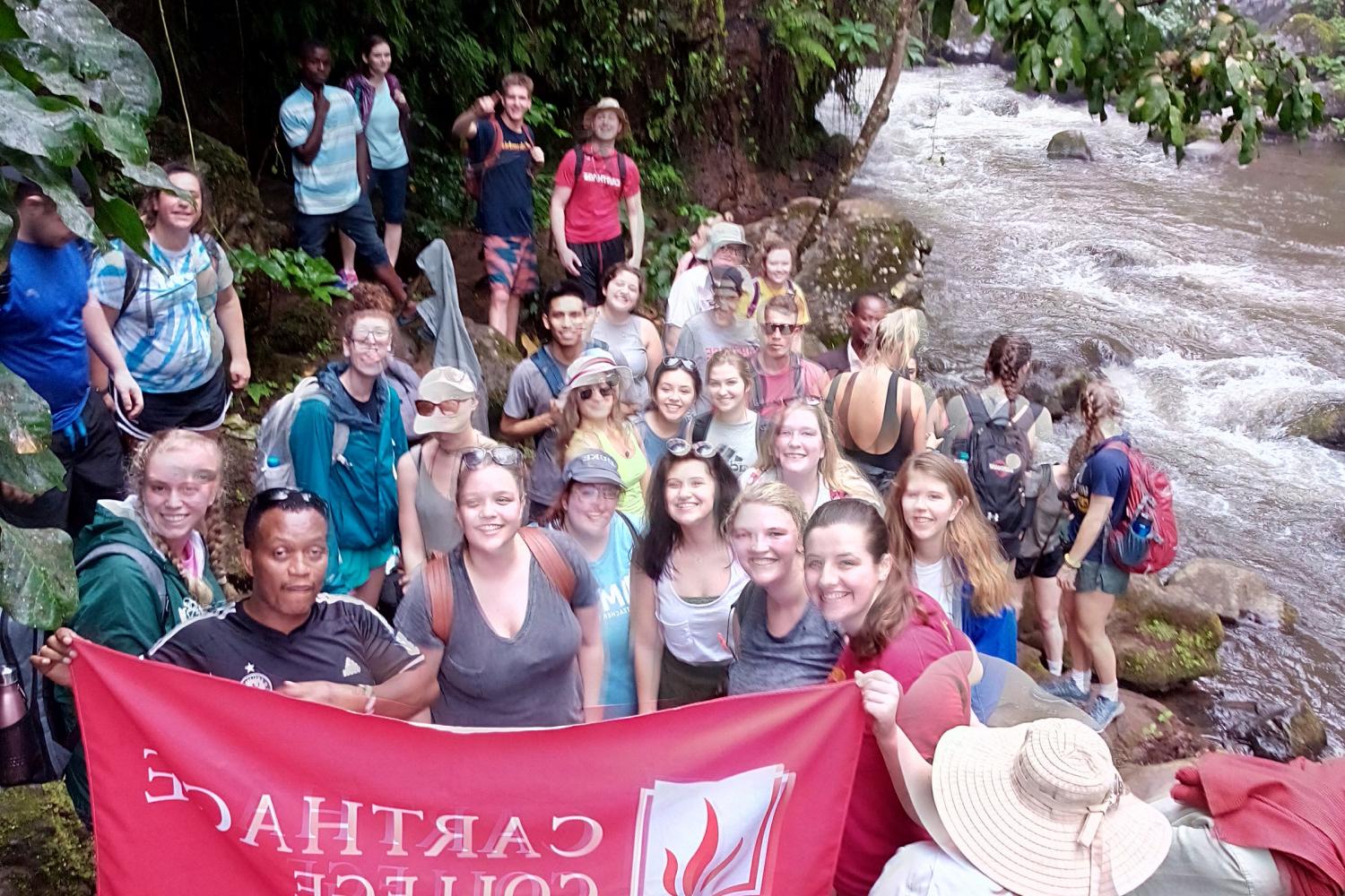 A group photo of students on the study tour to 坦桑尼亚.