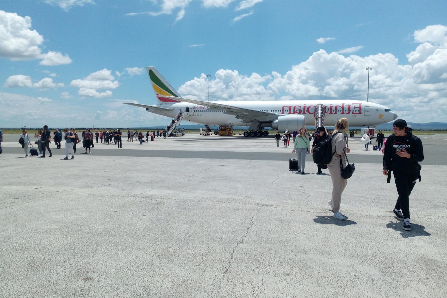 Students landing in Africa for a j项 study tour.