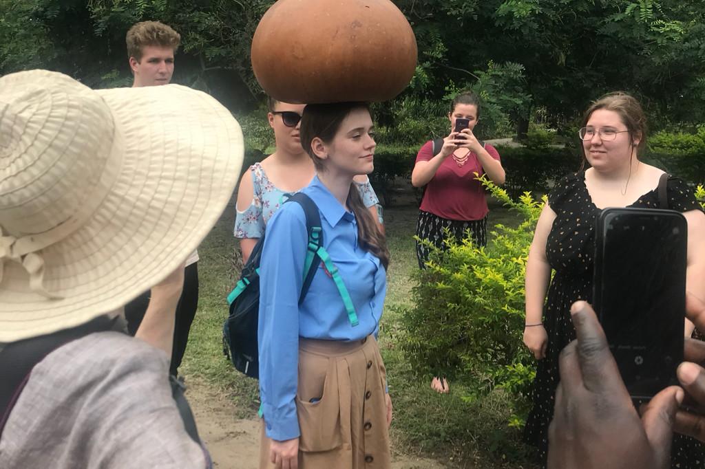 Students on a j项 study tour in 坦桑尼亚.