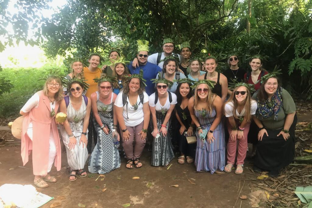 Students on a j项 study tour in 坦桑尼亚.