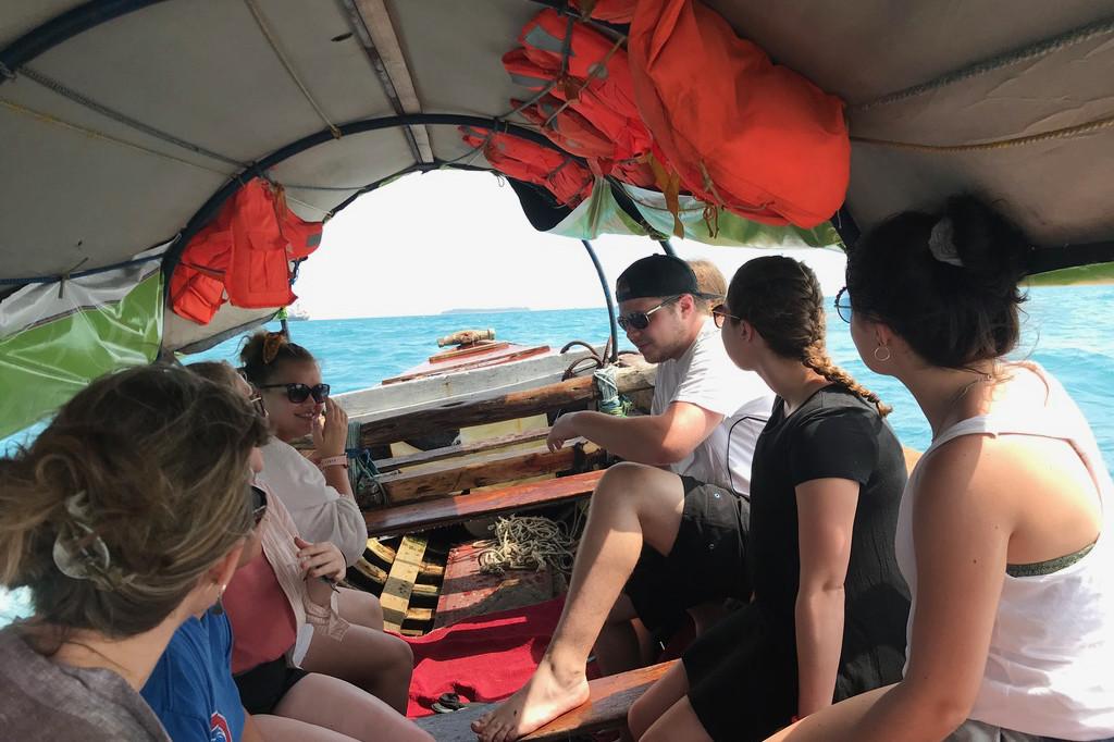 Students on a j项 study tour in 坦桑尼亚.