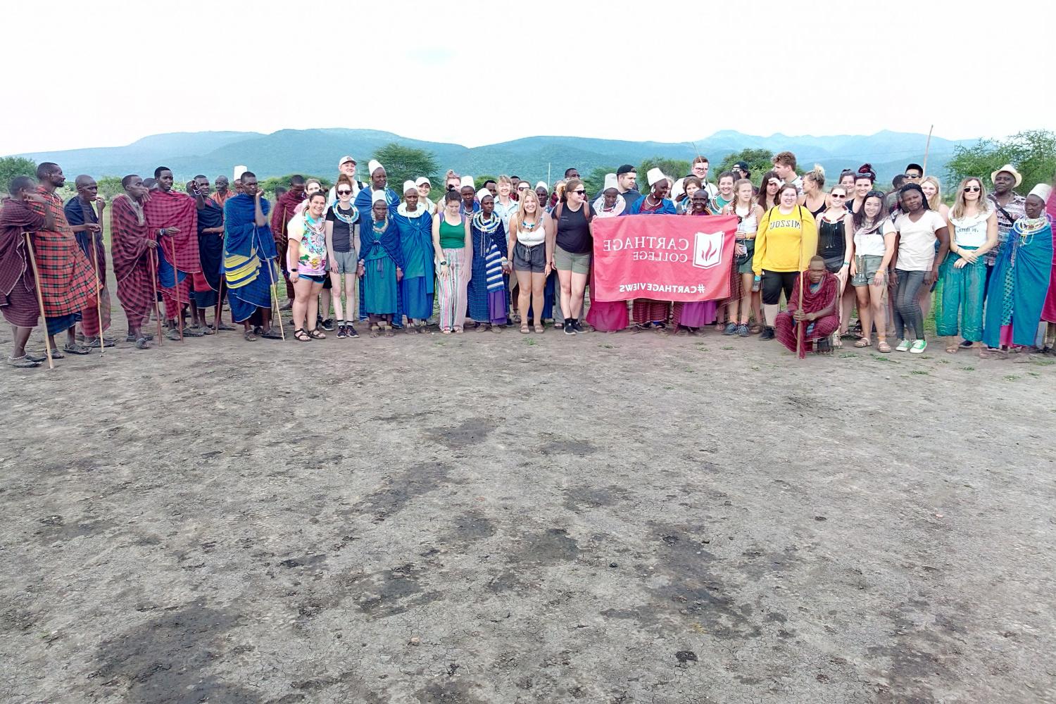 A group photo of a j项 study tour in 坦桑尼亚.