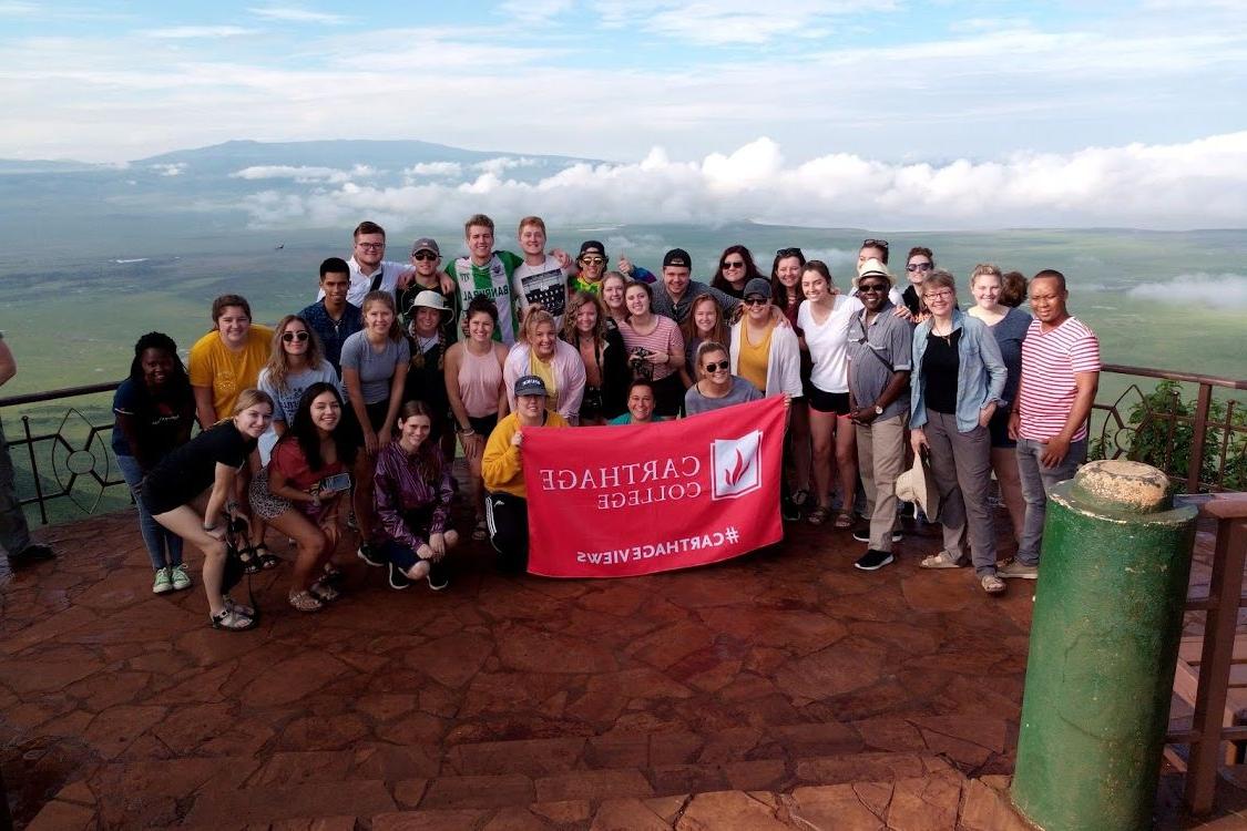 A group photo of a j项 study tour in 坦桑尼亚.